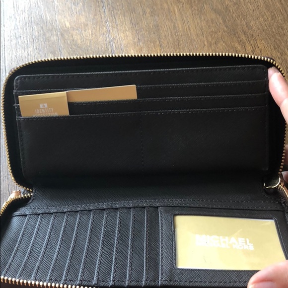 Michael Kors Jet Set Wallet - Picture 2 of 4